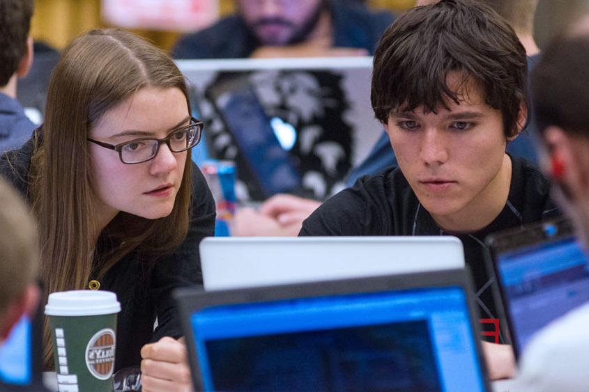 男学生和女学生在看笔记本电脑.